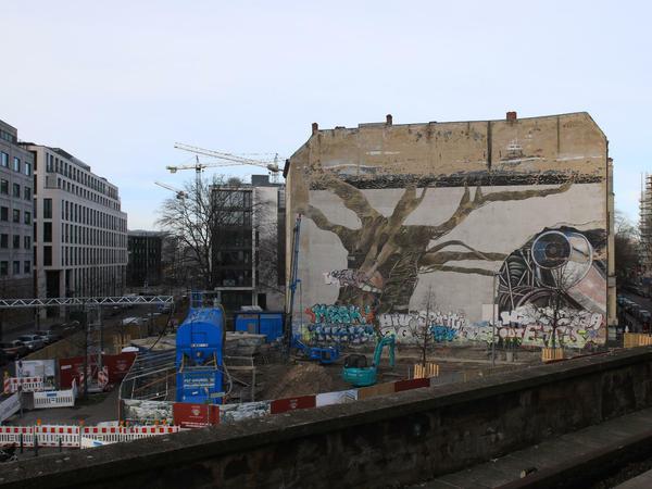"Weltbaum I - Grün ist Leben", geschaffen 1975 vom Berliner Künstler Ben Wagin. Bald wird es verdeckt von einem Bürogebäude.