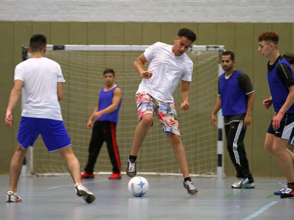 Kunst am Ball: Fußballspiel Weddinger Jugendlicher in der Polizeisporthalle Kruppstraße