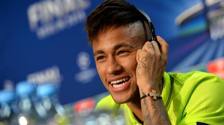 Barcelonas Stürmerstar Neymar gab sich bei der Pressekonferenz am Freitagabend im Olympiastadion bescheiden, aber zuversichtlich.