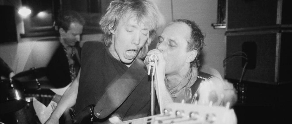 Aljoscha Rompe und Christoph Zimmermann von "Feeling B", Dunckerclub, Berlin-Prenzlauer Berg, 1986, DDR. Fotograf Harald Hauswald war dabei.