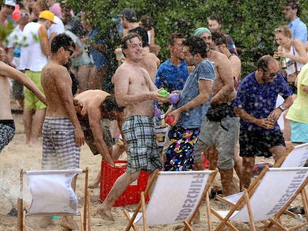 Wasserbombenschlacht auf dem Badeschiff. Ein Wasserschlacht mit Wasserbomben, ein schöner Strand und Techno Musik laden junge Gäste zum Treptower Park ein.