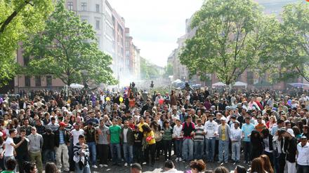 Mehrere tausend Menschen feiern und tanzen am Mariannenplatz in Berlin während eines bunten Straßenfestes.