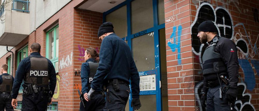 Polizisten beim Großeinsatz gegen eine mutmaßlich kriminelle arabische Großfamilie in Berlin.