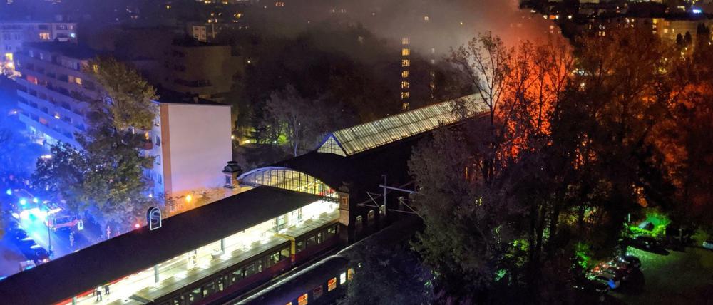 Der brennende Sonderzug am S-Bahnhof Bellevue. Die Fans des SC Freiburg wollten damit zurück nach Hause fahren.
