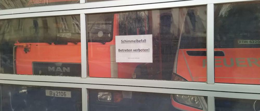 "Betreten verboten!" So sagt man nicht-amtlich, dass die Feuerwache Mahlsdorf geschlossen ist.