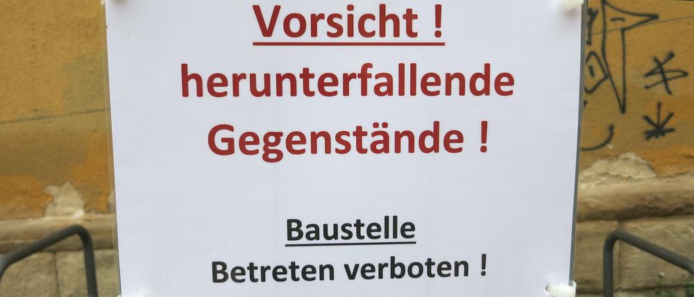 Gefahrenabwehr. Wo das Geld für Reparaturen fehlt, müssen solche Schilder herhalten, wie hier am Fichtenberg-Gymnasium.