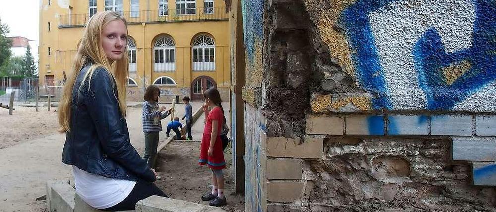 Marode. Abgeschlagenes Mauerwerk, verkommener Putz. Am Fichtenberg-Gymnasium in Steglitz ist das überall zu sehen. 