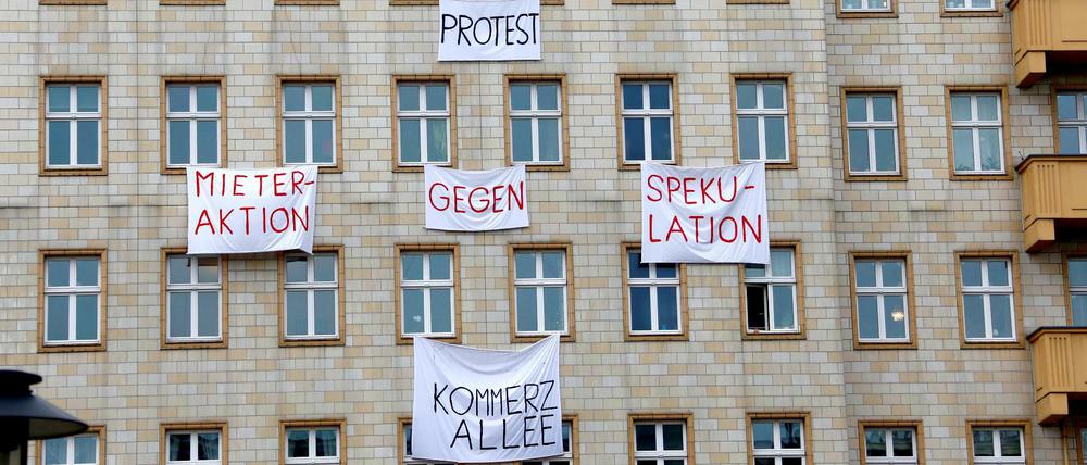 Mieter an der Karl-Marx-Allee protestierten im Frühjahr 2019 gegen steigende Mieten. 