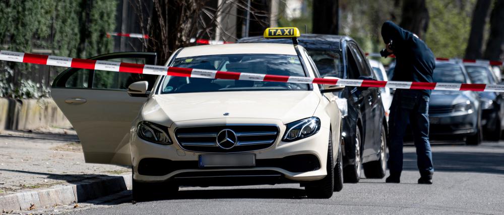 Berlin-Grunewald, April 2023: Ein Polizei-Mitarbeiter steht am Taxi des Getöteten. 