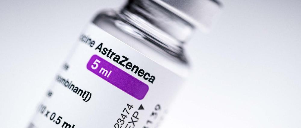 Der Impfstoff von Astrazeneca.steht ab sofort Menschen der Altersgruppe von 60 bis 70 Jahren zur Verfügung. Termine können über eine Impfhotline reserviert werden.