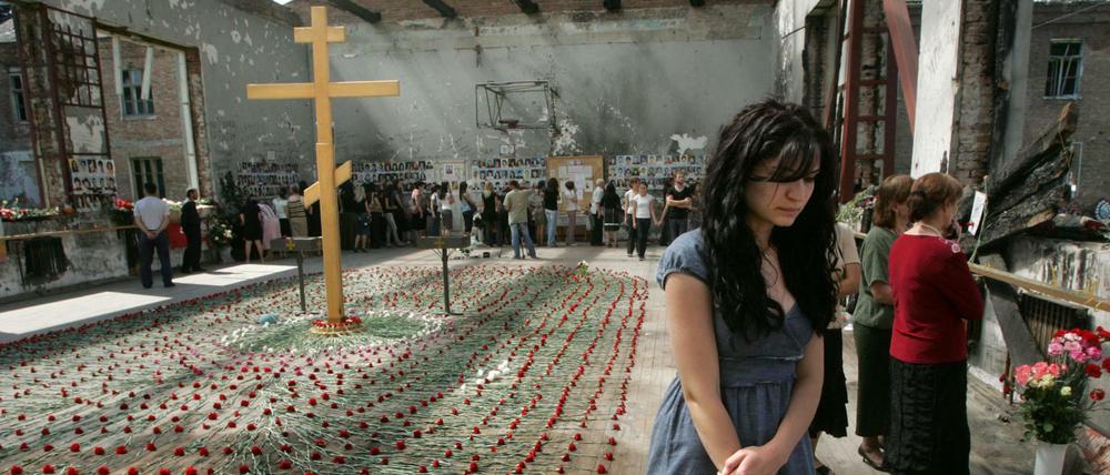 Eine Gedenkfeier in dem Gymnasium im russischen Beslan im September 2009.