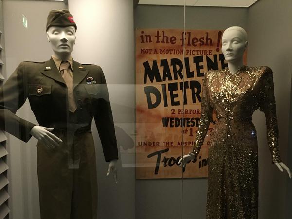 Frischer Fummel. Die Puppen mit den Original-Kostümen von Marlene Dietrich wurden neu bestückt.
