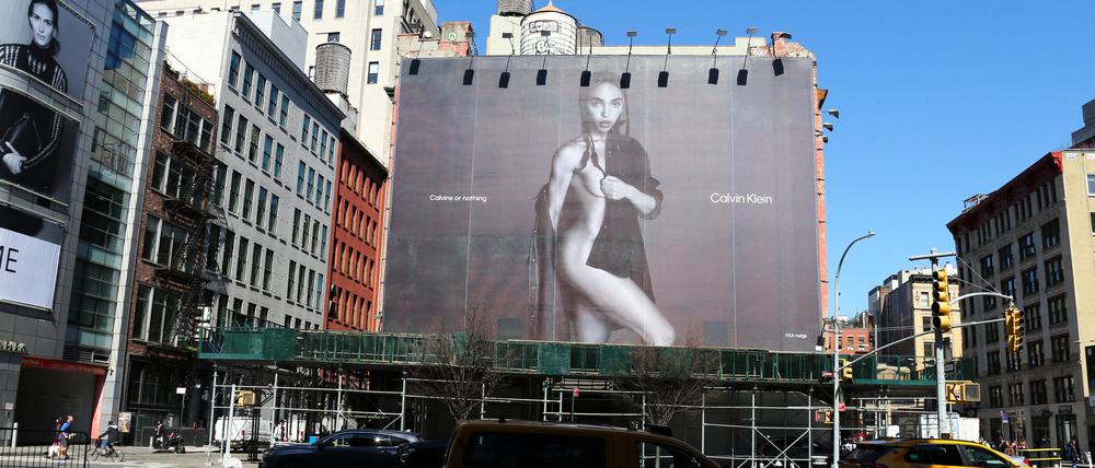 Das Werbeplakat mit FKA Twigs in Großformat – hier an einer Straße in New York. 