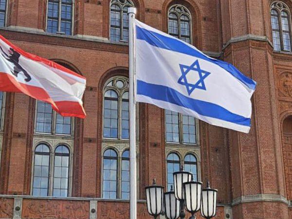 Dieses Foto der gehissten Israel-Flagge vor dem Roten Rathaus twitterte die Senatskanzlei am Sonntag.