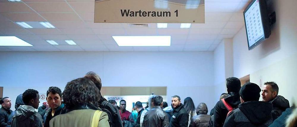 Warten. Flüchtlinge warten beim Landesamt für Gesundheit und Soziales auf die Bearbeitung ihres Falls. 