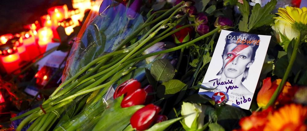 Abschied von David Bowie. Fans hatten Blumen vor dem ehemaligen Wohnhaus des Stars in der Schöneberger Hauptstraße niedergelegt. 