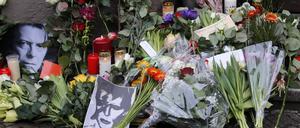 Auch am Dienstag legten Fans vor dem ehemaligen Wohnhaus Bowies in der Schöneberger Hauptstraße 155 Blumen nieder.