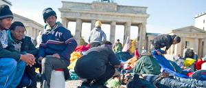 Hungerstreik am Brandenburger Tor. Als sie ihre Aktion unterbrachen, kamen die Flüchtlinge vorübergehend in einer Kreuzberger Kirchengemeinde unter. Jetzt beziehen sie Wohnungen in Neukölln.