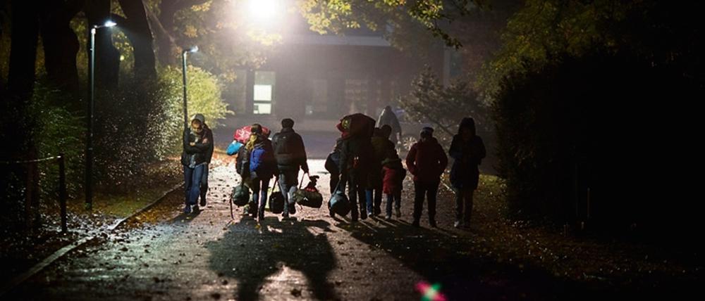 Obdach gesucht. Am Lageso kommen Flüchtlinge schwer bepackt an – und machen sich auf den Weg in Unterkünfte. Warum einige von ihnen eine Adresse mitten im Grunewald genannt bekamen, will das Lageso nun aufklären.