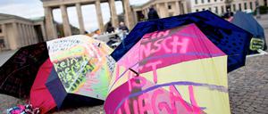 Seit mehreren Wochen halten Flüchtlinge eine Mahnwache am Brandenburger Tor. Pro Deutschland hat jetzt eine Kundgebung in der Nähe angekündigt. Die Linke und die Piraten solidarisieren sich mit den Flüchtlingen.
