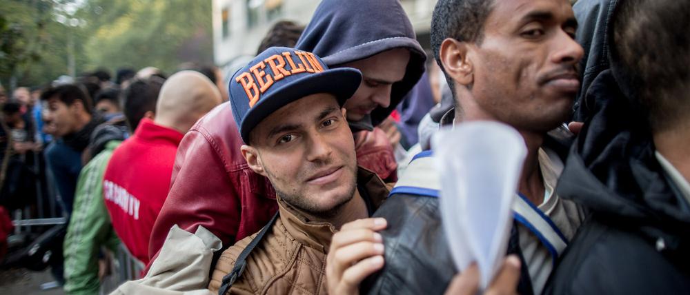 Jamal, Flüchtling aus dem Irak, wartet vor dem Landesamt für Gesundheit und Soziales (LAGESO) in Berlin auf den Einlass zur Registrierung. Hunderte Flüchtlinge warten vor dort der Behörde, um sich registrieren zu lassen. 