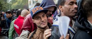 Jamal, Flüchtling aus dem Irak, wartet vor dem Landesamt für Gesundheit und Soziales (LAGESO) in Berlin auf den Einlass zur Registrierung. Hunderte Flüchtlinge warten vor dort der Behörde, um sich registrieren zu lassen. 