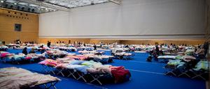 In einer großen Sporthalle am Olympiapark in Charlottenburg sind rund 550 Flüchtlinge untergebracht. Viele würden gerne in Wohnungen umziehen.
