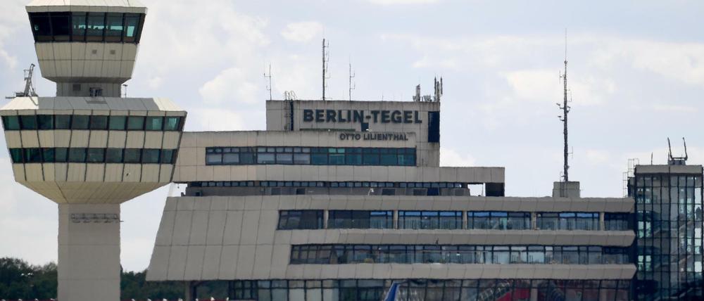 Blick auf Tower und Hauptgebäude des Flughafens Tegel.
