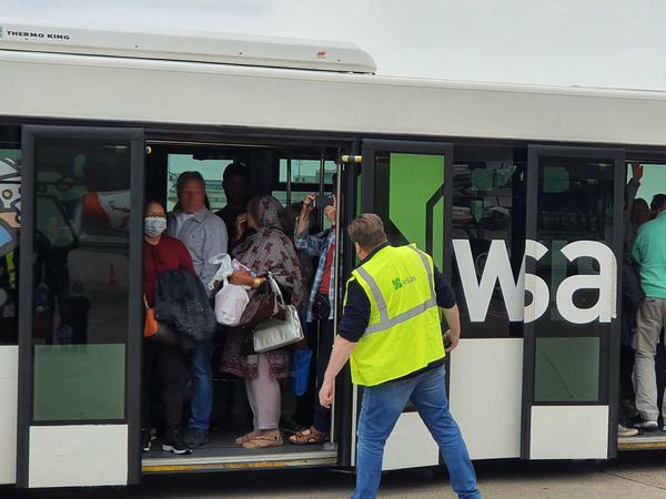 Ein voller Transferbus – nur einer pendelt hin und her, um Ansturm im Terminal zu vermeiden.