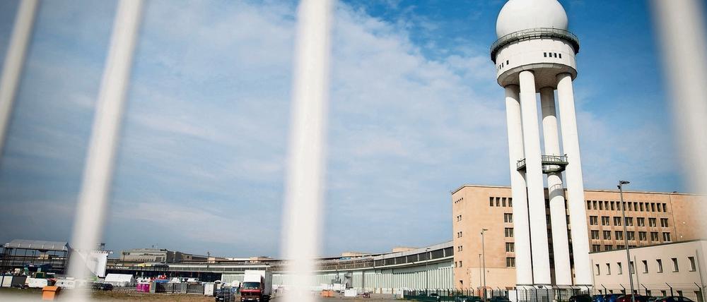 Von diesem Turm aus wird der Berliner Luftraum beobachtet. Am Fuße könnten bald Flüchtlingsunterkünfte stehen, temporär, wie der Senat versichert.