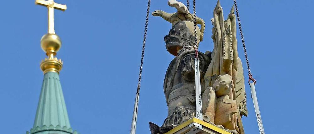 So wie im vergangenen Jahr die "Drachentrophäe" auf das Fortunaportal gehoben wurde, sollen bald vier Skulpturen auf das Dach des Potsdamer Stadtschlosses gehievt werden.