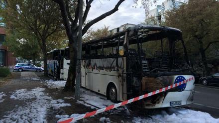 Zwei ausgebrannte Reisebusse in der Köpenicker Straße in Berlin-Kreuzberg.