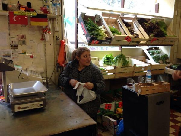 Verkäuferin Durgül Gildirgan arbeitet heute ein letztes Mal im Gemüseladen.