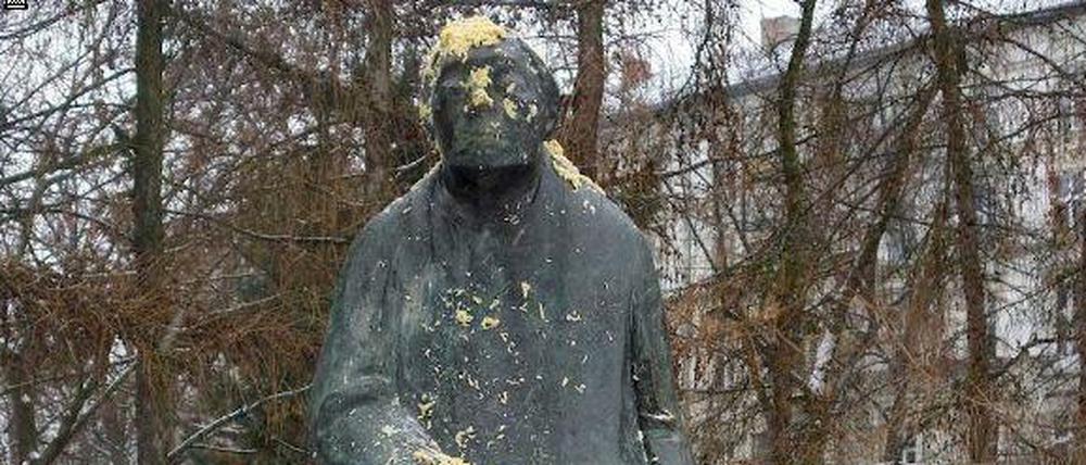 Am Montag hatten die Aktivisten die Käthe-Kollwitz-Statue mit Spätzle beworfen.