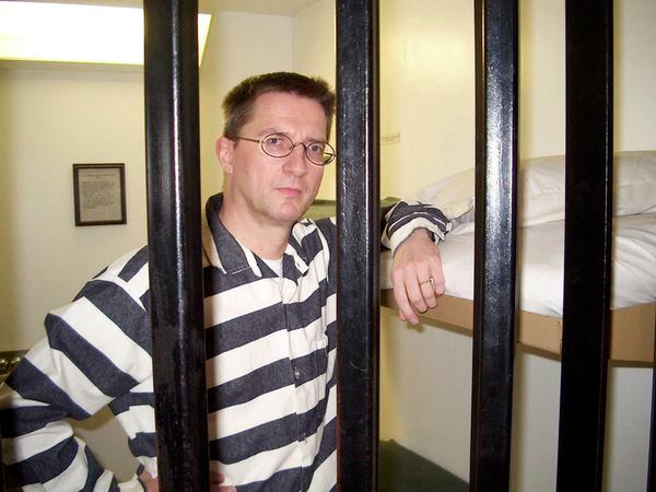 Malte Lehming 2004 zu Besuch im "Texas Prison Museum"von Huntsville, Texas. Für drei Dollar gab's das Foto, so finanziert sich das Museum. Huntsville verzeichnet die meisten Hinrichtungen in den USA.
