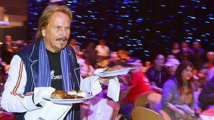 Musiker Frank Zander, hier im Jahr 2015, serviert in Berliner Hotel Estrel bei der traditionellen Weihnachtsfeier für Obdachlose und Bedürftige Gänsebraten für seine Gäste. Die Feier hat Zander 1985 ins Leben gerufen.