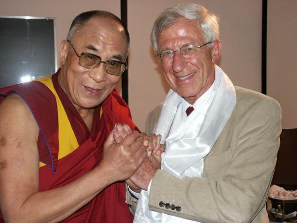 Hand in Hand. Klimaaktivist Franz Alt, hier mit dem Dalai Lama, unterstützt die Veranstaltung. 