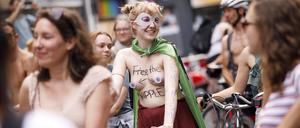 Eine Frau fordert bei einer Fahrraddemo mit dem Spruch „Free the nipple“ Gleichberechtigung. 