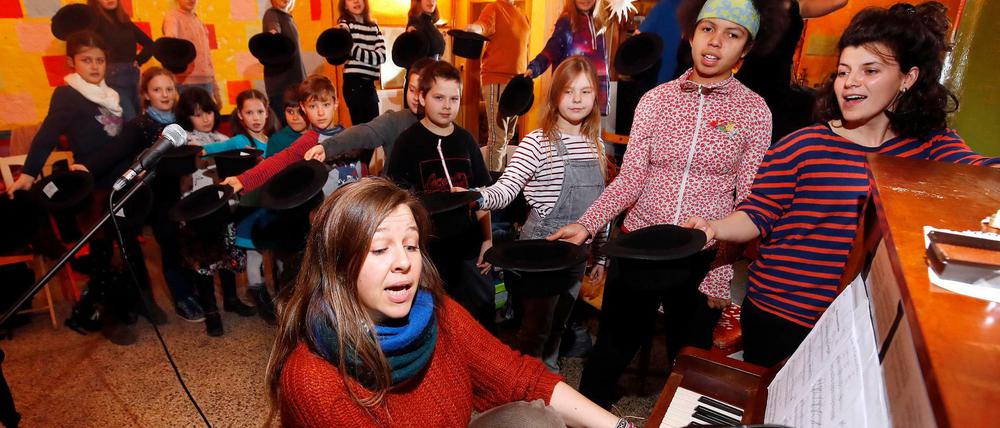 Judith Lehmann (am Klavier) und Katharina Vrubliauskaite bei der Chorprobe mit den Kindern im Sprengelkiez.