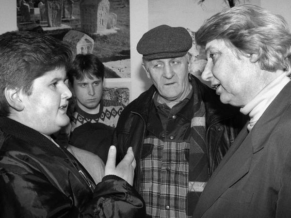 Barbara John 1997 als damalige "Ausländerbeauftragte" des Berliner Senats im Gespräch mit einer bosnischen Flüchtlingsfamilie. 