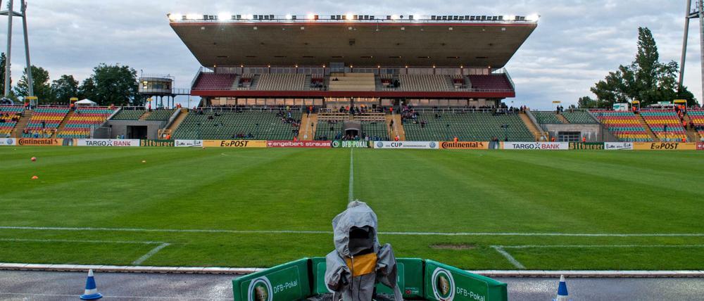 Soll bald durch einen Neubau ersetzt werden. Das Stadion im Friedrich-Ludwig-Jahn-Sportpark.