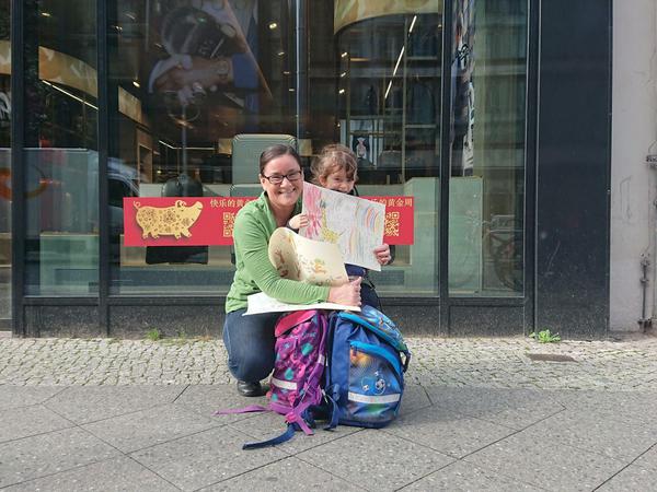 Anne Nguyen und ihre Tochter leben nur wenige Meter von dem temporär für Autos gesperrten Teil der Friedrichstraße entfernt.