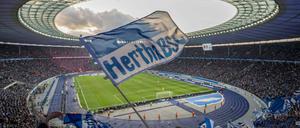 Hertha-Fans im Berliner Olympiastadion. Die letztlich tödliche Attacke ereignete sich nach dem Relegationsspiel vor der Arena.