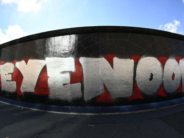 Der gesprühte Schriftzug "Feyenoord" an der East Side Gallery. 