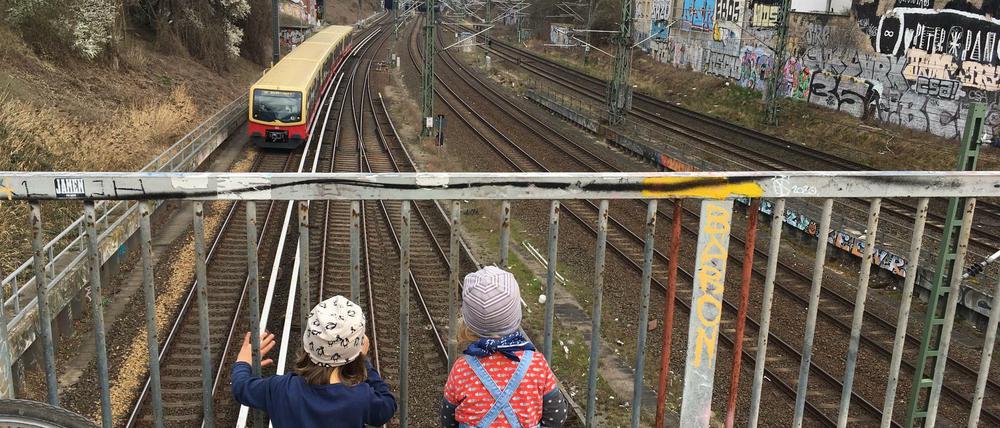 Tuff, tuff, tuff, die Eisenbahn. Die Ringbahnen, Regios, ICEs und Güterzüge, die unter der Verbindungsbrücke von Dänen- und Sonnenburger Straße durchrattern, erfreuen fast alle Kinder im Arnimkiez.