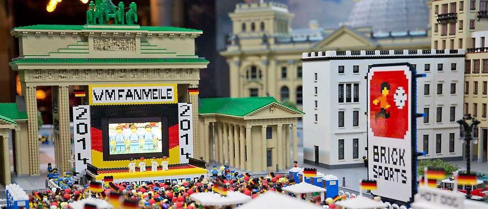 Vollkommene Stille beim Fußballgucken gibt es nur auf der Fanmeile im Legoland Discovery Centre am Potsdamer Platz.