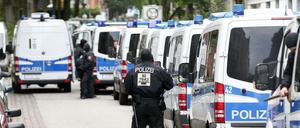 Einsatzkräfte der Polizei stehen während des G-20-Gipfels vor dem Treffpunkt "Internationales Zentrum" auf St. Pauli.