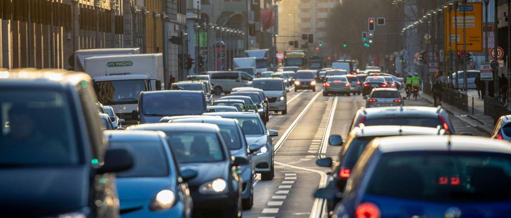Autos reihen sich auf der Leipziger Straße aneinander. Eine City-Maut könnte den Verkehr womöglich entzerren. 