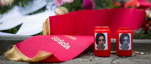 Kerzen mit Bildern von Hatun Sürücü an einem Gedenkstein in Berlin 