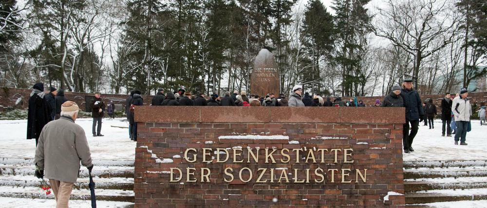 Zahlreiche Menschen kamen am 15.01.2017 zu der Gedenkstätte der Sozialisten auf dem Zentralfriedhof Friedrichsfelde in Berlin.